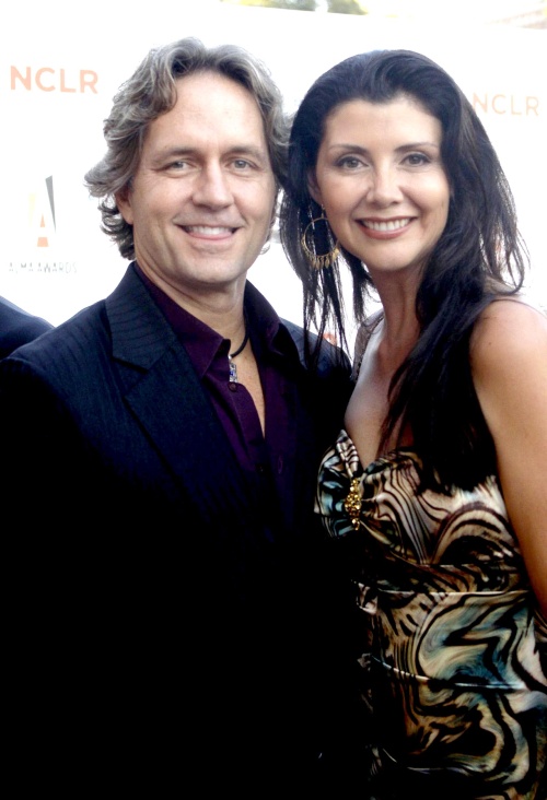 El actor Guy Ecker con su esposa, también asistieron al evento.