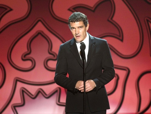 Antonio Banderas entregaró el premio 'Anthony Quinn por la excelencia en la industria' a Salma Hayek.