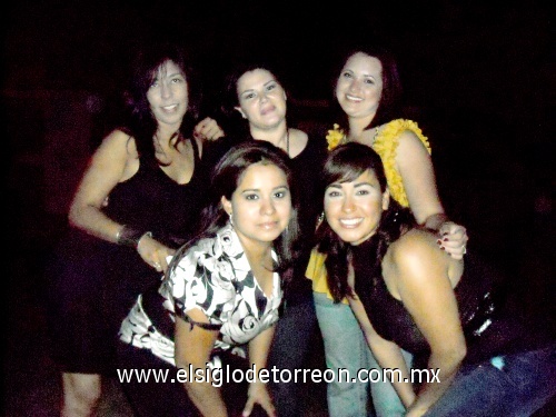 Festejando a Lety Mtz., estuvieron Ale de Reyes, Elsa de Favela, Sandra, Bety de Bermudez