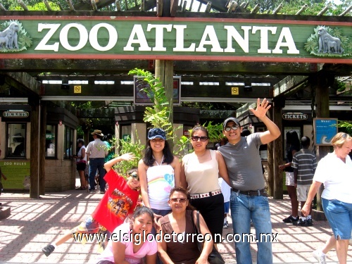 Integrantes de la famila Chavez Flores Dania, Lazaro Olga e Irene de paseo en el zoologico en Atlanta, Georgia.