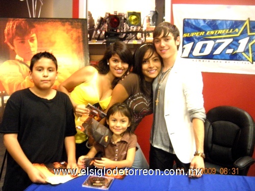 Jackye flores y Estefhany Garcia,Alfredo Flores Naomy flores en una firma de autografos de Piwy en Los Ángeles Ca.