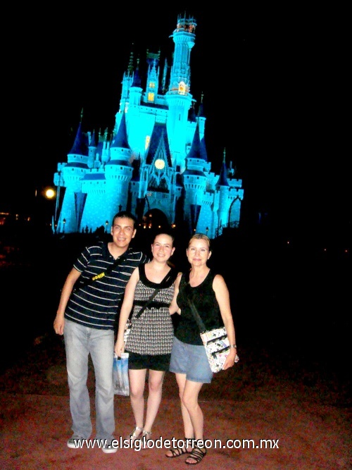 Javier Gzz, Priz Ramírez y Narce Ramírez celebrando el 4 de Julio en Magic Kingdom dentro de Walt Disney World Florida.