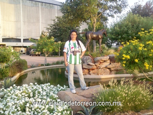 verónica en el juego de México contra Costa Rica. En Houston Texas.