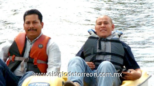 Julio Cesar Cruz Ayala en el lago en Hawrelak Park en Edmonto, Canada.