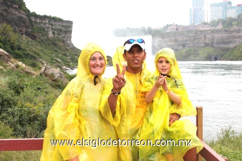 Juan F. Aranda y familia en las cataratas del Niágara. Septiembre 2009