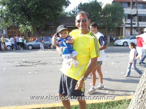 Sr. Juan Francisco Ávila González con su nieto Nicolás Contreras Ávila al terminar la carrera 10k.