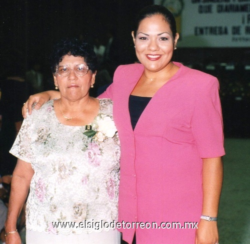 Ceremonia de Entrega de Reconocimientos a Profa. Ana Martínez Cervantes (+), por 30 años de servicio en la S.E.P., acompañada por su hija Consuelo Alba Martínez (+) Torreón, coahuila, Mayo 2002.