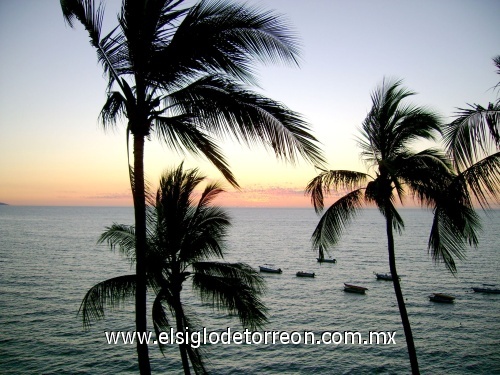 Un bello atardecer en Puerto Vallarta, abril del 2007.