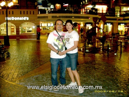 Ivan Segura y su esposa en un paseo divertido en la ciudad de Monterrey (Kidzania)