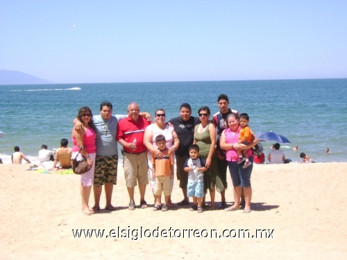 Miguel Espino Huitron y familia en un paseo por el malecón, Puerto Vallarta, abril 2007