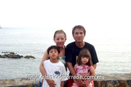 Alma Rangel  y familia de viaje a Ixtapa. Vacaciones 2009