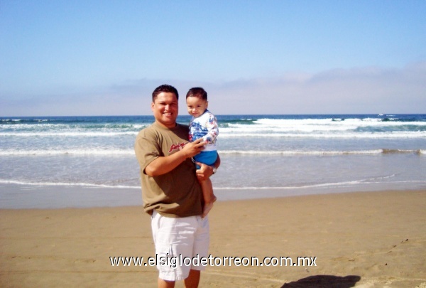 Luis Elias Nasser Torres y Luis Elias Nasser Redondo en Pismo Beach, CA