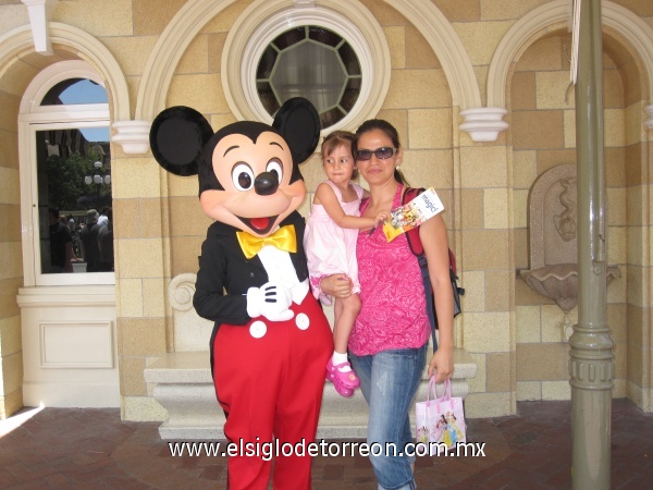 Disneyland de Los Ángeles California, 17 de mayo de 2009.  Linda y Paola Talamantes con Mickey Mouse.