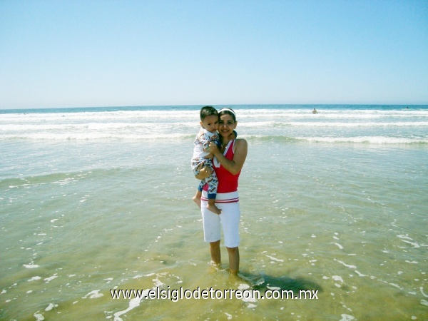 Laura Ericka Redondo Villalobos con Luisito Nasser Redondo disfrutando en Pismo Beach, CA