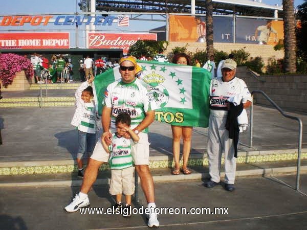 Daniel de la Garza y Fam. apoyando a los Guerreros en el Home Depot en Carson Ca.