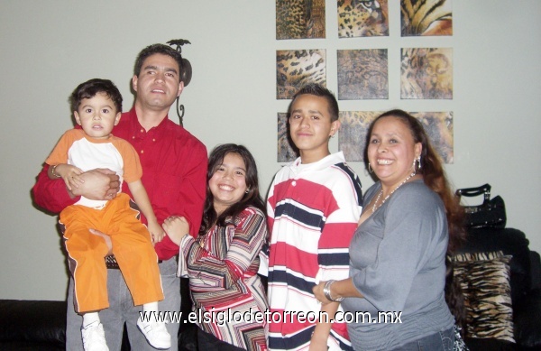 Año nuevo 2009 reunión familiar en Denver Colorado familia Gamboa Efren y Noemi con sus hijos Jose Ángel, Larissa y Xavier.