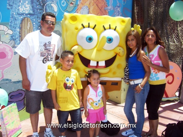 Familia Vera Favela de vacaciones en Hollywood, Ca. Jorge y Adriana en Compañía de sus hijos Diana, Bryan y Keira