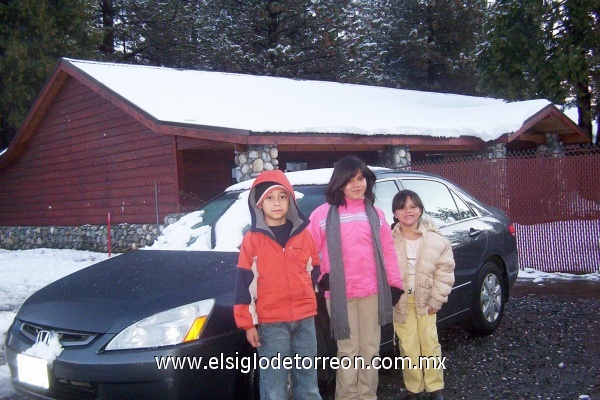 Manuel Castro, Mariana Castro y Nicole Castro de paseo en las Montañas de Reno Nevada en Dic. 2008