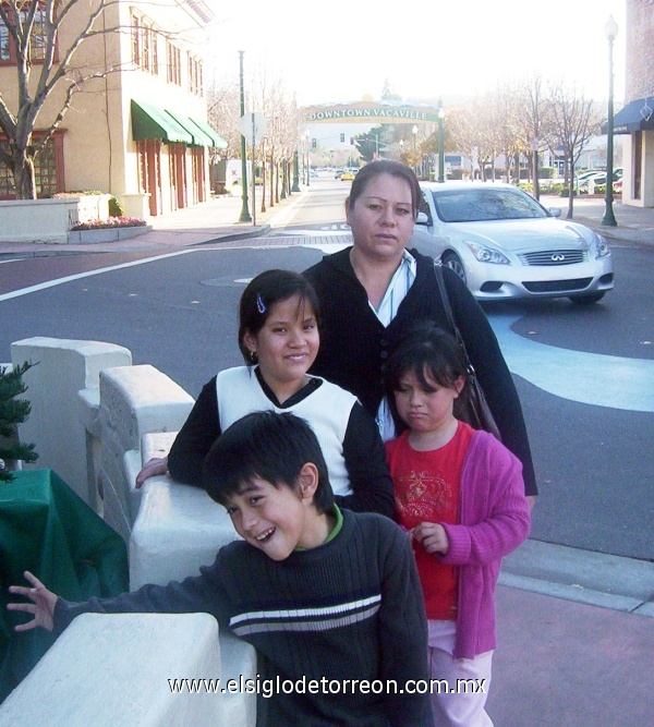 Lucy Alvarez e hijos, Mariana, Manuel y Nicole en Vacaville California Dic, 2008