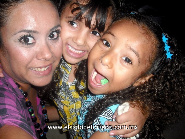 Bianca Lugo en galerias el 15 de septiembre con sus hijas Frida y Veleria