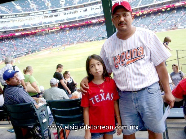 Jesus Muñiz, Paco Muniz e hija Abigail en el Ballpark de Arlington, Tx. El sabado 26 de sept. Rangers vs Tampa Bay Rays.