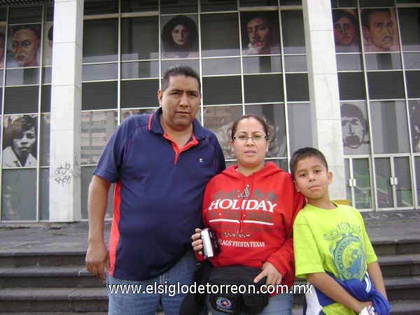 Joel Garcia, joel garcia y familia en la plaza de las 3 culturas me duele todo esto