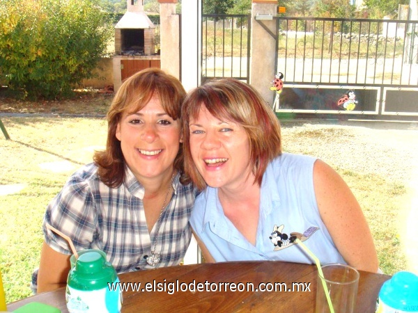 Juan Machuca, Patricia de Machuca y Anne-Marie de Espy, en Saint Jean du Falga, Francia, el pasado 4 de Octubre.