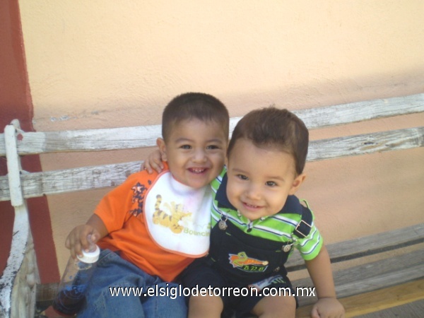 Mi hijo Yahir Hassan De La Cruz con su primito Rodrigo Flores. Los adoro a los dos!!