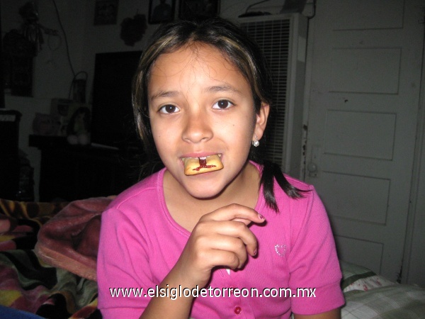 Yolanda Celestino enseñando su chimuela... Saludos a la familia Montejano y Celestino de Boquillas de las Perlas.