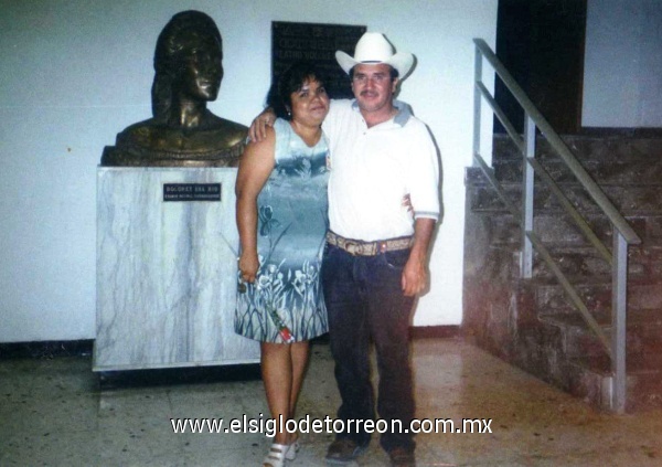 Samy Valenzuela, Educadora Ma. Elena de Valenz y Sr. Martin Valenz. en evento en el teatro Dolores del Rio. Gómez Palacio, Dgo.