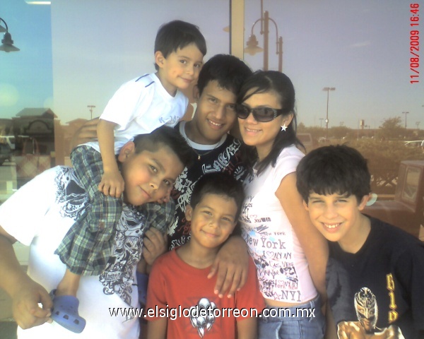 Silvia García, De paseo en un centro comercial en plano, texas en estas vacaciones Emiliano, Jaime, Valeria, Enrique, Diego y Daniel.