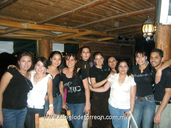 Alma Salazar, Cristy García, Oyuki Martell, Valeria, Zeyda, Isabel, Adriana, Lupita y Beto reunidos para festejar el cumpleaños de Silvia M.