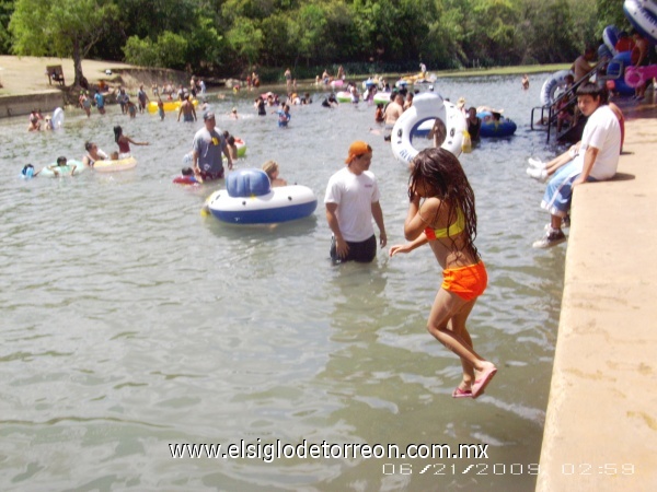 Rio San Marcos en Texas, Junio 2009, Mi little baby, learning to swim in cold water(34-40degrees farenheit).