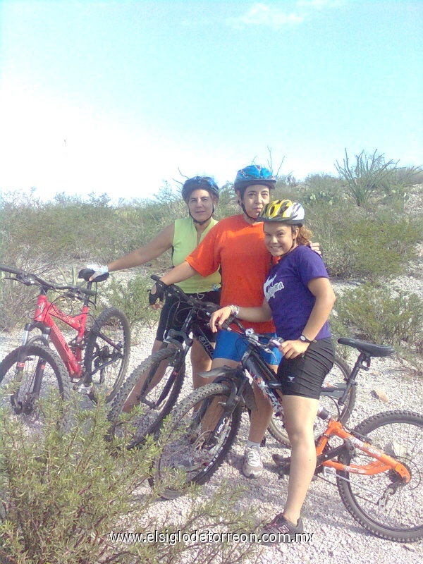 Amigas practicando el deporte de ciclismo de montaña. Dalily, Lupita y Ely en Villa Juárez Dgo.