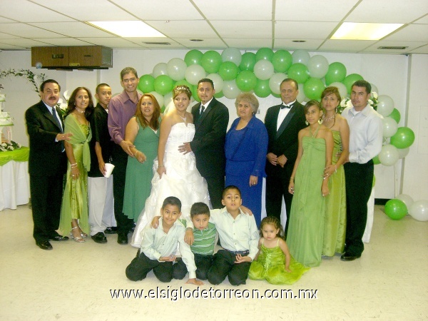 Familia Favela festejando la boda de Jonatan y Angelica en Denver, Colorado.