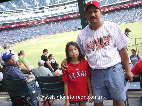 Paco y Abigail Muniz en el Ballpark de Arlington,Tx. el 26 de sept. del 2009 Rangers vs Tampa Bay Rays