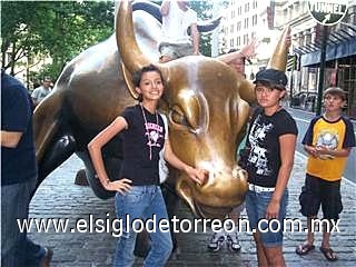 Rosa y Jazmín Ríos Posando en wall street