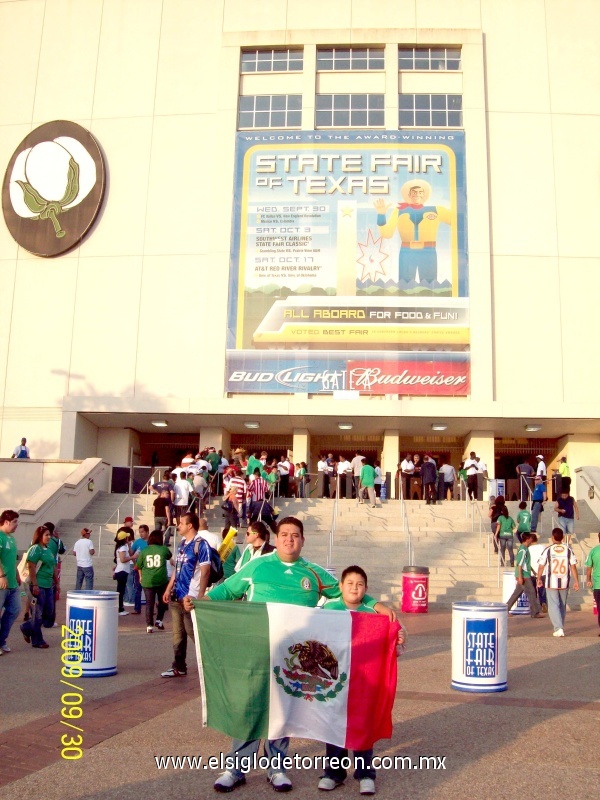 Victor Hugo Alvarado y Victor Hugo Jr. en el partido México-Colombia en el Cotton Bowl en Dallas Texas.