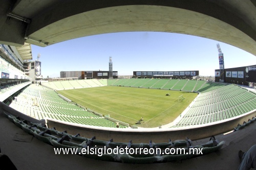 El campo de juego que estaba siendo podado ligeramente, luce trazado impecablemente, mientras que las porterías ya cuentan con las redes en color verde.