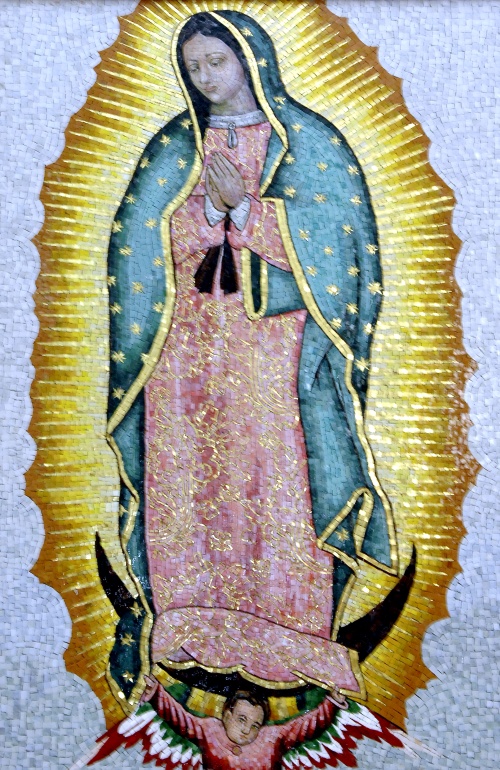 Hay imágenes de la Virgen de Guadalupe, el Arcángel Gabriel, entre otras, pintadas en piedra, al mismo tiempo que corren cascadas de agua.