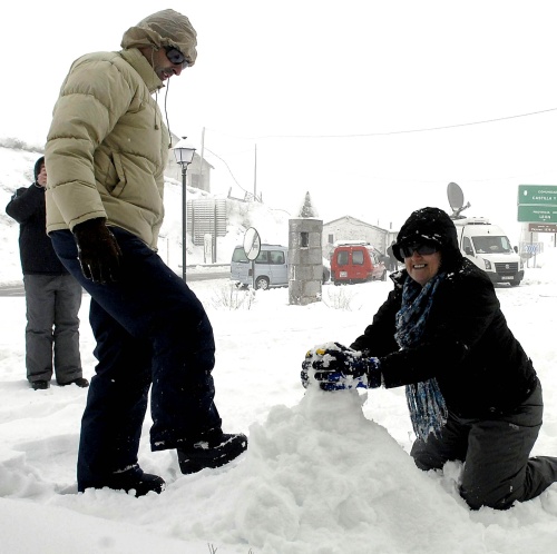 Gente se divierte con la nieve.