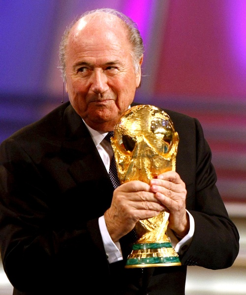 El presidente de la FIFA, el suizo Blatter, fue el encargado de recibir la Copa Mundial.