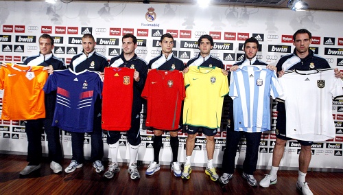 Los jugadores del Real Madrid, Rafael Van der Vaart, Karim Benzema, Iker Casillas, Cristiano Ronaldo, Ricardo Izecson Dos Santos 'Kaká', Gonzalo Gerardo Higuaín y Christoph Metzelder, de izda a dcha, posan con las camisetas de sus selecciones, Holanda, Francia, España, Portugal, Brasil, Argentina y Alemania, respectivamente, con motivo del sorteo de los grupos del Mundial de Sudáfrica que hoy se ha celebrado en Ciudad del Cabo (Sudáfrica), antes de la rueda de prensa que han ofrecido en Madrid.