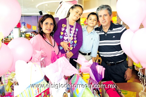 02122009 Andrea Mayela de la Rosa Santana lució feliz en su cumpleaños número ocho junto a sus papás Mayela Santana de De la Rosa y Jesús de la Rosa Flores, y su hermano Jesús.