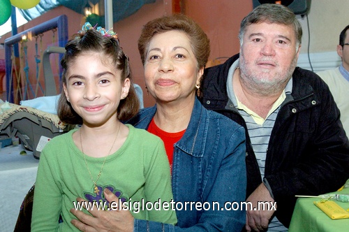 02122009 Jéssica Fernanda Mata el día de su cumpleaños junto a sus abuelos Irma Fernández de Rodríguez y Mario Rodríguez González.