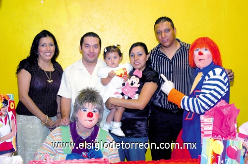 02122009 Alicia Álvarez Saucedo fue festejada en su cumpleaños número uno junto a sus papás Jesús Alfonso y Brenda Alicia, Irma Graciela y Rogelio Fernando Saucedo.