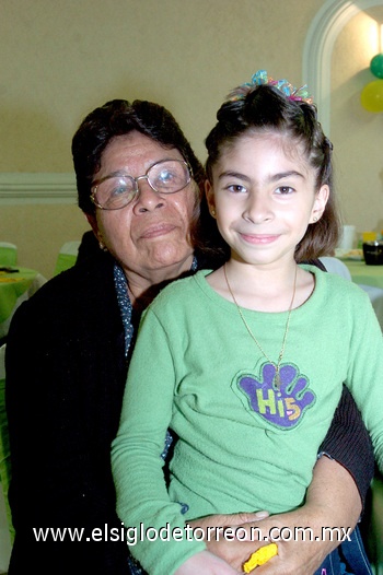 04122009 Jéssica Fernanda Mata en compañía de su abuelita Natalia de Acosta.