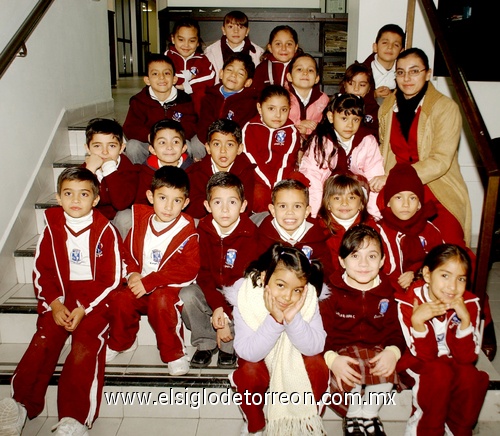 06122009 Los pequeños estudiantes posaron alegres en las instalaciones de esta casa editora.