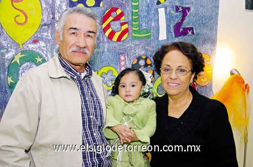 06122009 Jade Isabella Lastra, acompañada por sus abuelitos Juan Zermeño y Esperanza de Zermeño.