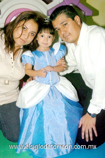 06122009 Nidia Elena Núñez acompañada en su piñata de tres años de edad de sus padrinos, Patricia Núñez y Juan Gerardo Natera.